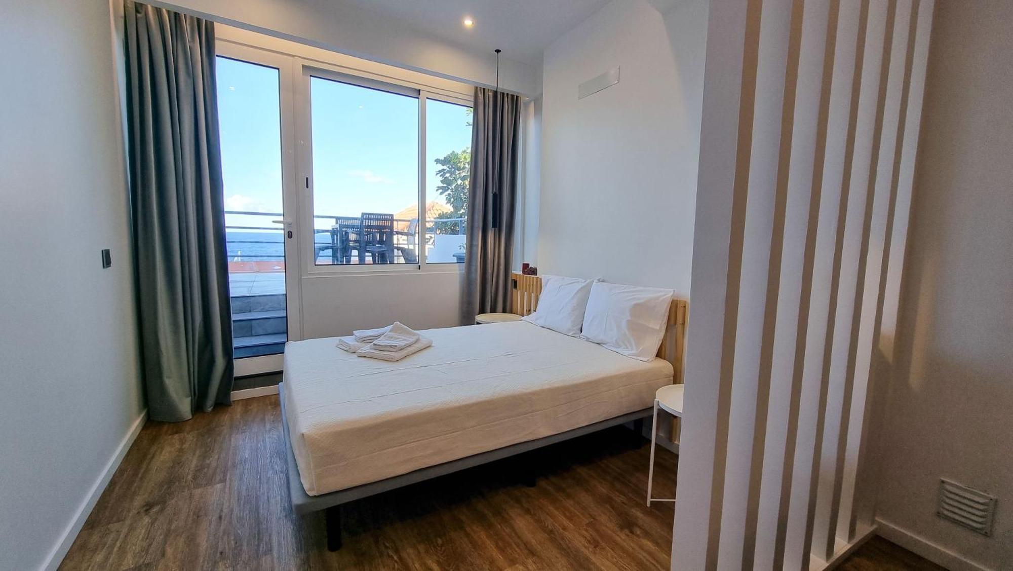 The Jolie - Apartments By The Ocean Порто Мониз Екстериор снимка